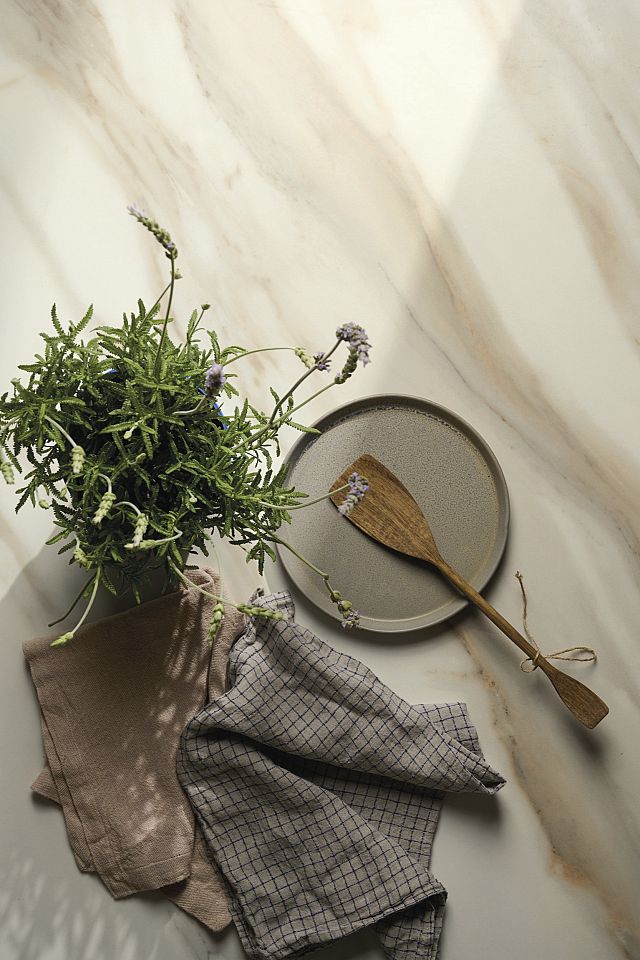 Maximum Calcatta Aureo porcelain stoneware beautifully replicates the allure of marble with its cream background and gold veins