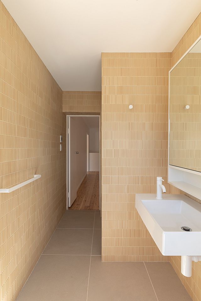 Dune Seashell floor tiles and Hashi Border HA-ORN:47 mosaic tiles. Design by AWA Studio and Photography by Joanne Ly