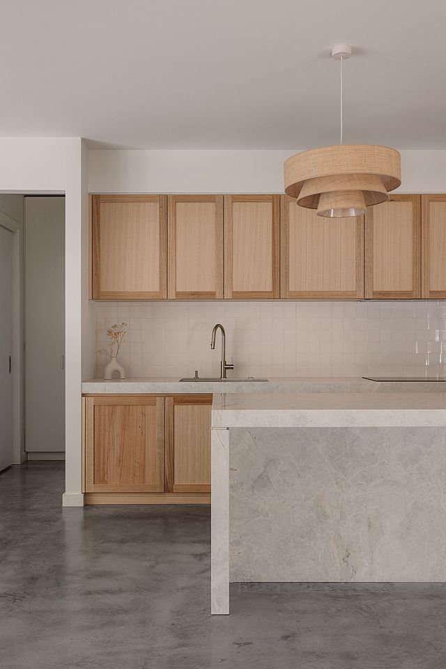 Crema Perla Benchtop. Project by My Builder Victoria. Photography by Elise Scott