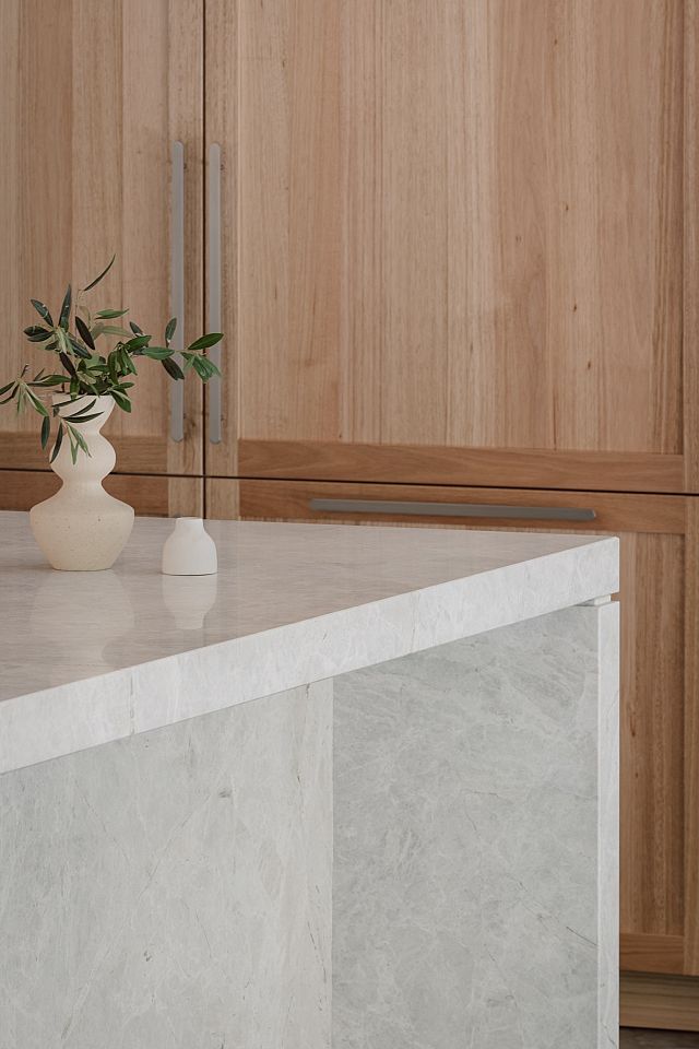 Crema Perla Benchtop. Project by My Builder Victoria. Photography by Elise Scott 