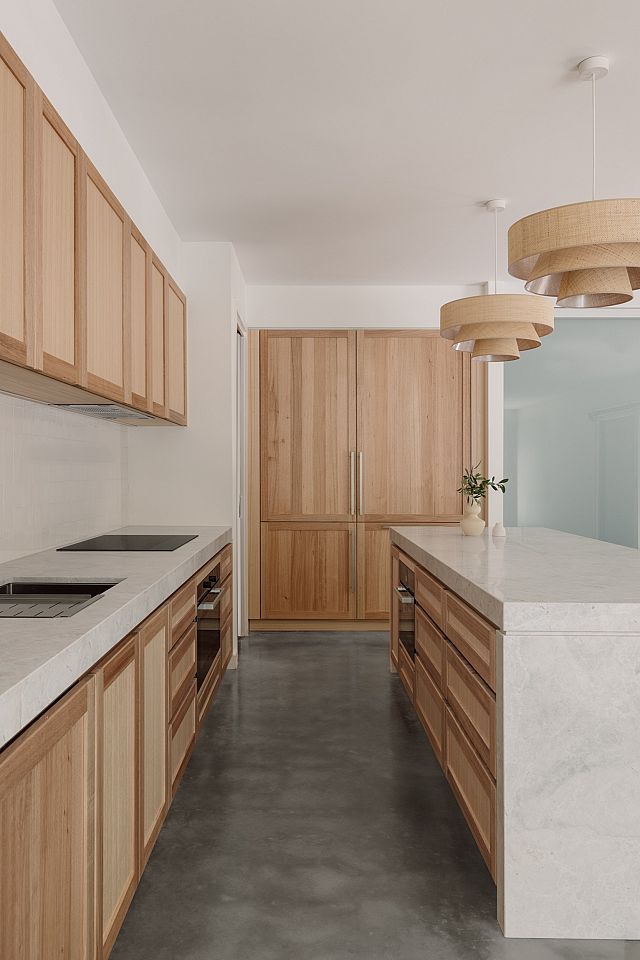 Crema Perla Benchtop. Project by My Builder Victoria. Photography by Elise Scott