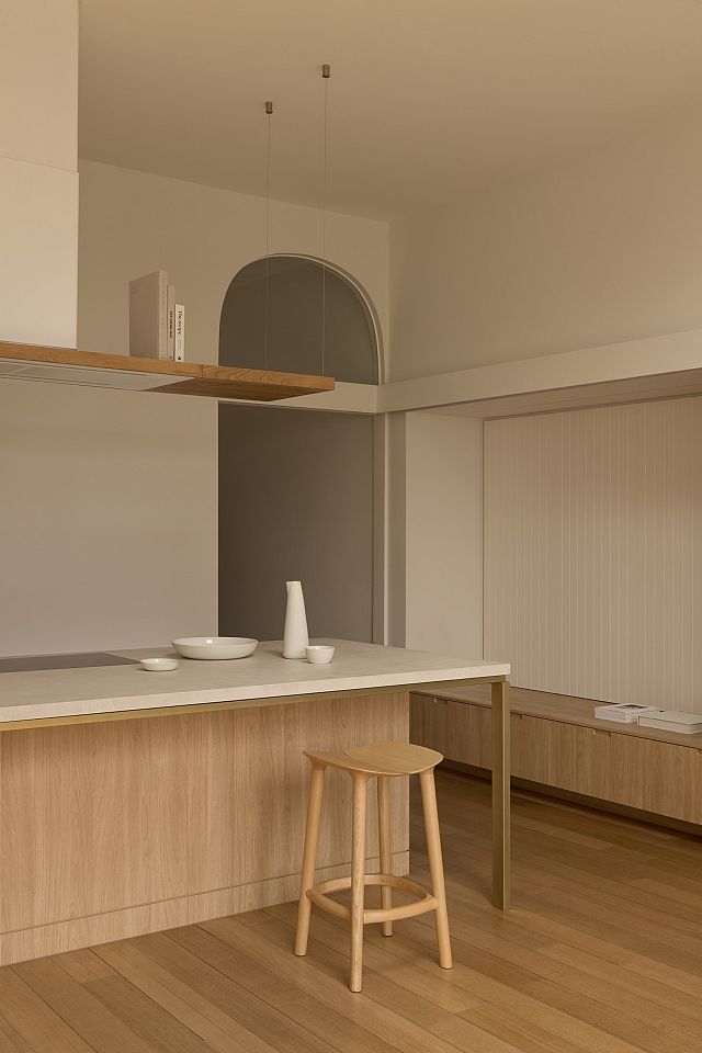 Kitchen splashback in the japanese ceramic Arute Saita 25-502g and 12mm porcelain benchtop in Fiandre Urban White at Stack & Field. Photography by Timothy Kaye