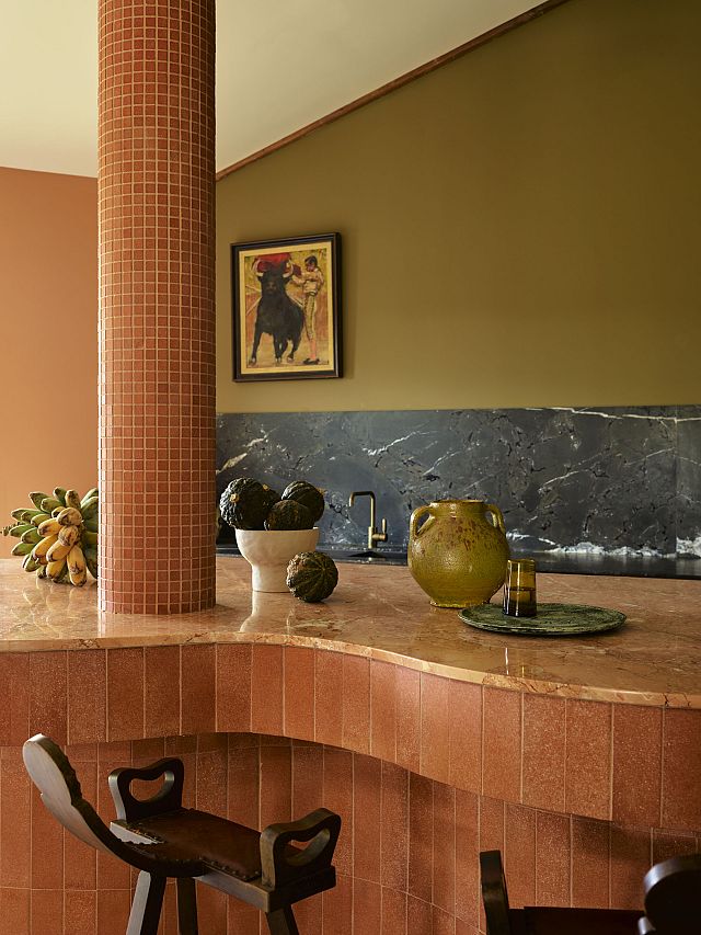 Cotto Manetti Terracotta Arrotato Da Crudo clad kitchen with Rosa Nuvola benchtop, Magnesia Brushed splashback and Tumbled Square Terracotta Mosaics on the column at Sun Ranch. Photography by Anson Smart and Styling by Joseph Gardener. Photos courtesy of 