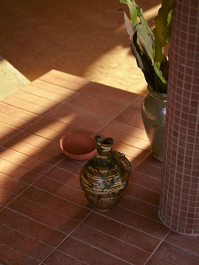 Cotto Manetti Terracotta Arrotato Da Crudo with Tumbled Square Terracotta Mosaics on the column at Sun Ranch. Photography by Anson Smart and Styling by Joseph Gardener. Photos courtesy of Sun Ranch.