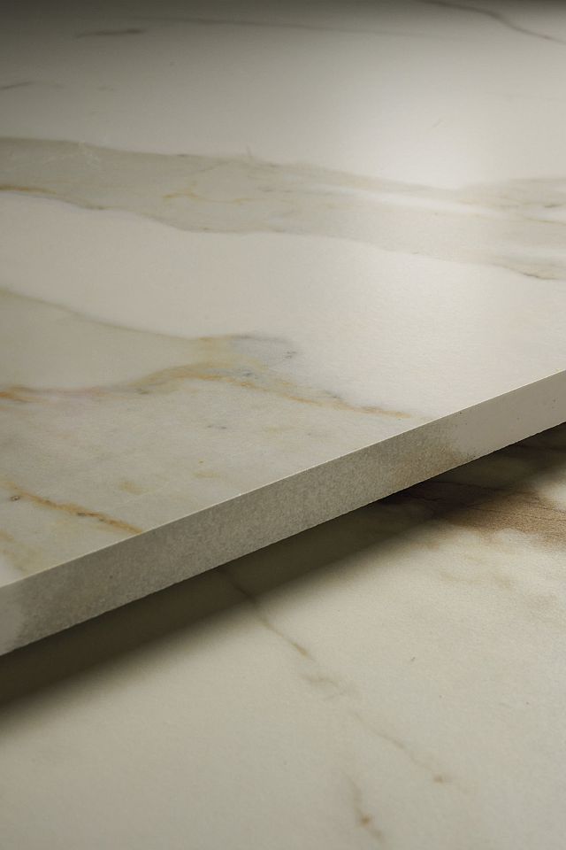 Maximum Calacatta 20mm edge veining