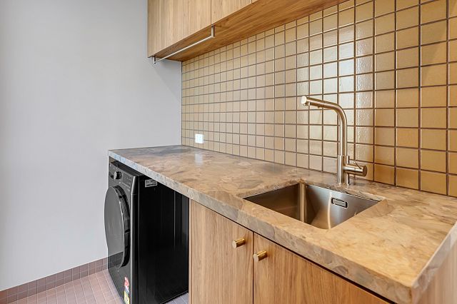 Magente, a strong and durable quartzite with purple hues, as benchtop and INAX Kohsuta Mustard 1442 Japanese ceramic mosaic as splashback at Highton House.