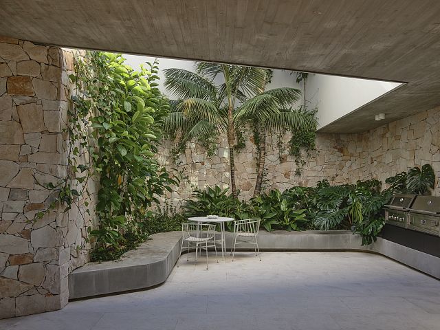 Crema Lyra at Whale Beach House by Shaun Lockyer Architects. Photography by Derek Swalwell