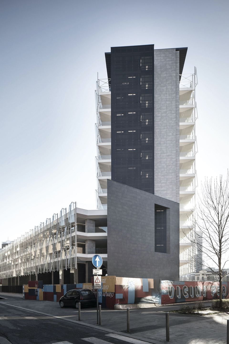 Facade in Core Shade Active in colours Cloudy and Sharp. De Castillia 23 by Urban Up, Gruppo Unipol, Milan.jpg