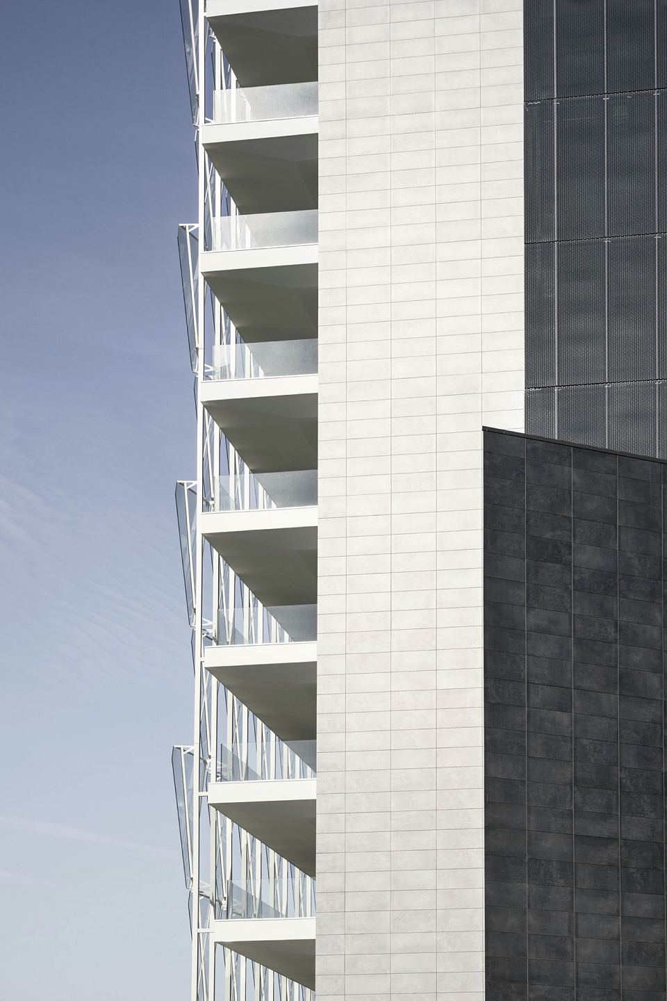 Facade in Core Shade Active in colours Cloudy and Sharp. De Castillia 23 by Urban Up, Gruppo Unipol, Milan.jpg