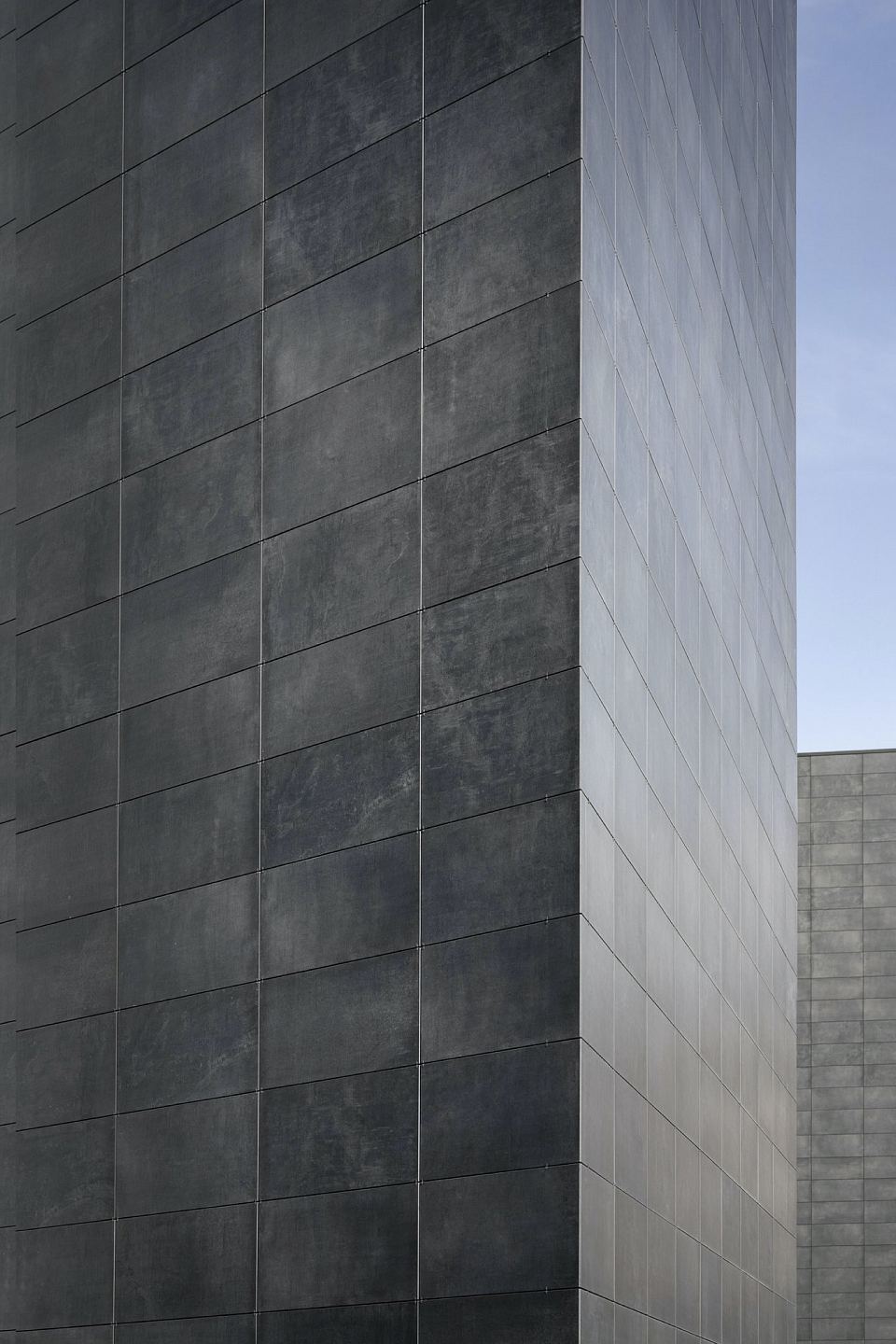 Facade in Core Shade Active in colours Cloudy and Sharp. De Castillia 23 by Urban Up, Gruppo Unipol, Milan.jpg