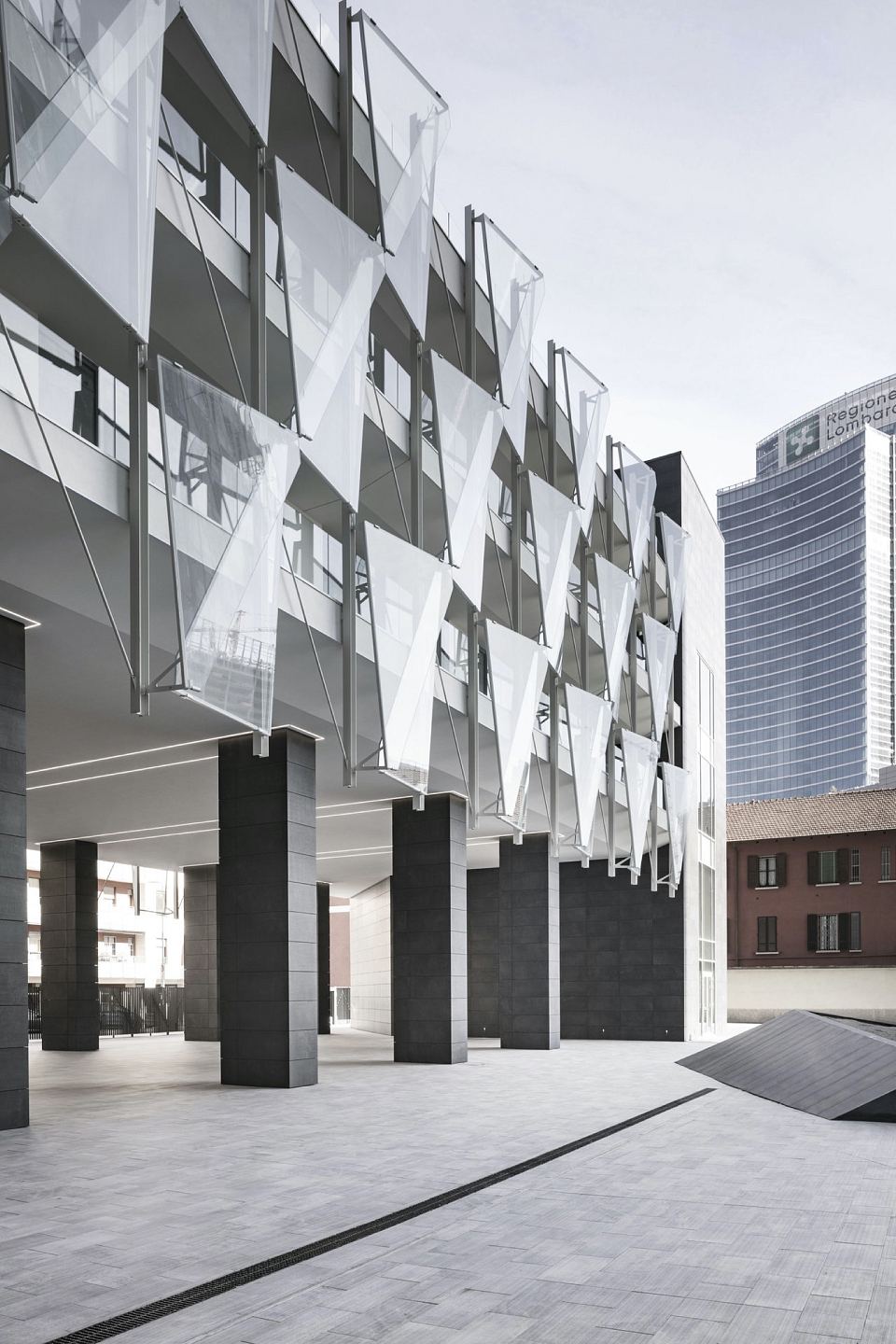Floor and Walls in Core Shade Active in colours Cloudy and Sharp. De Castillia 23 by Urban Up, Gruppo Unipol, Milan.jpg
