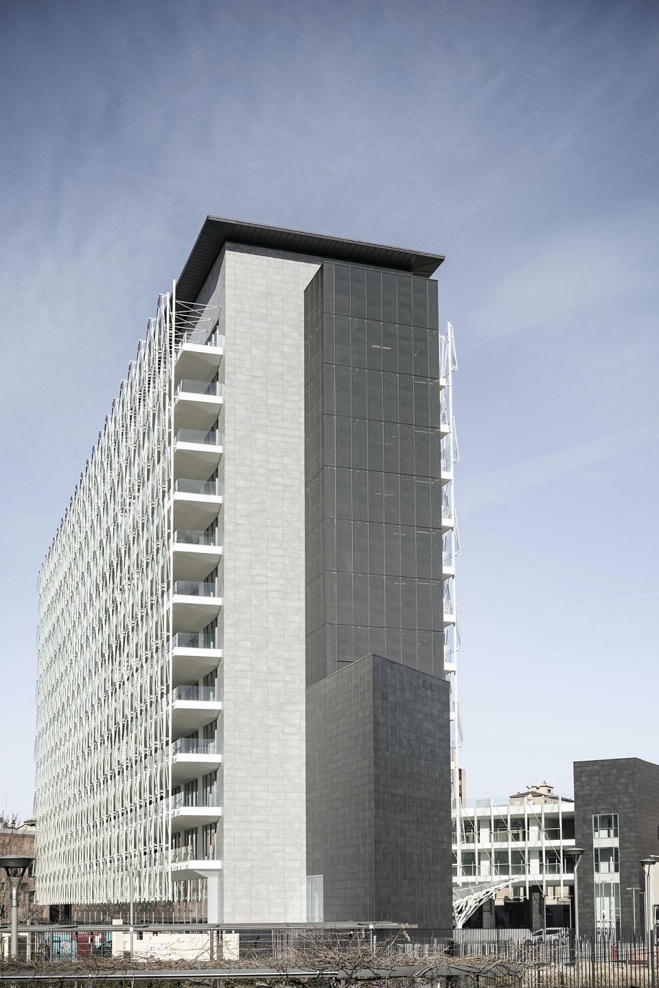 Facade in Core Shade Active in colours Cloudy and Sharp. De Castillia 23 by Urban Up, Gruppo Unipol, Milan.jpg