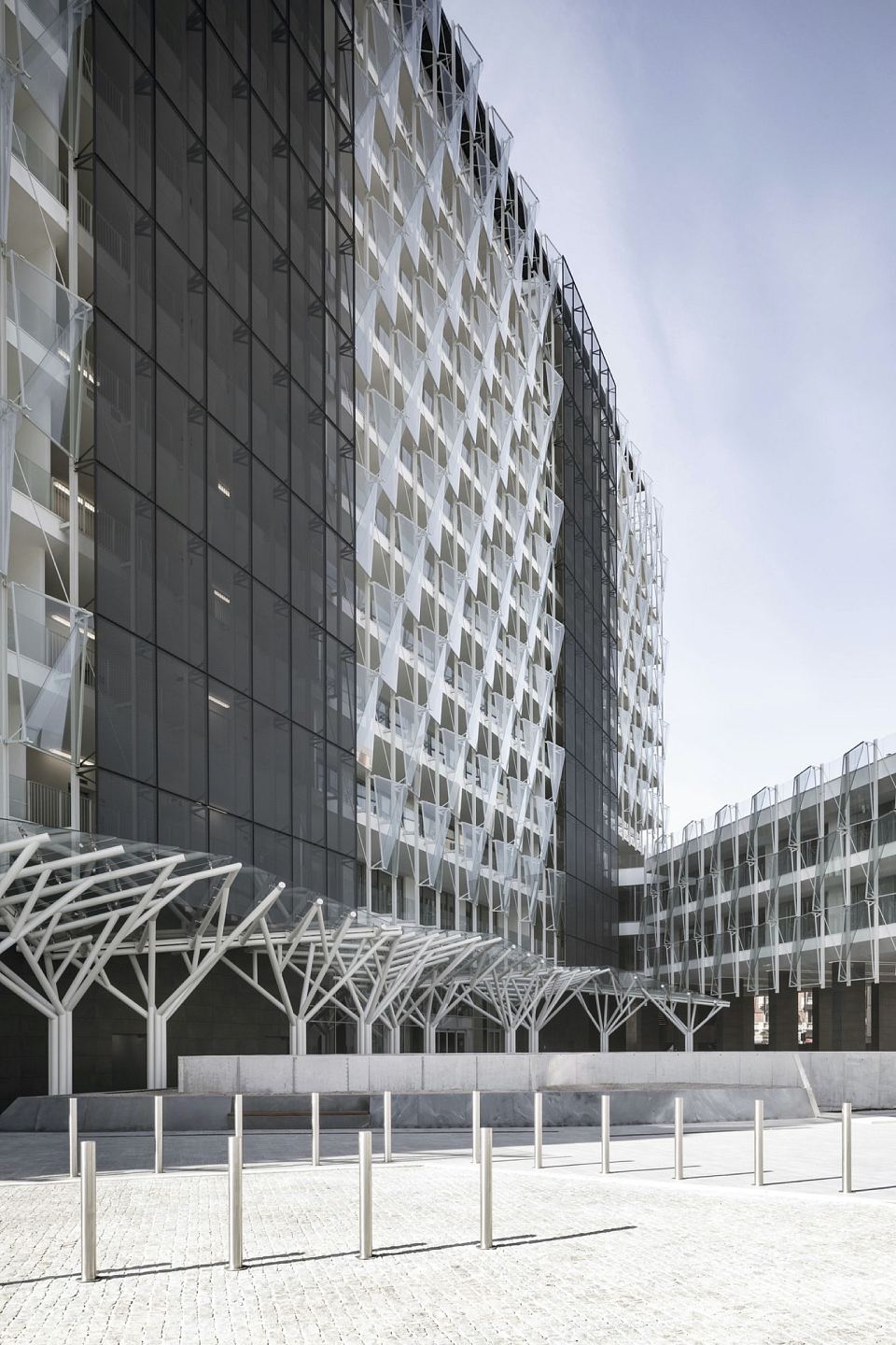 Facade in Core Shade Active in colours Cloudy and Sharp. De Castillia 23 by Urban Up, Gruppo Unipol, Milan.jpg