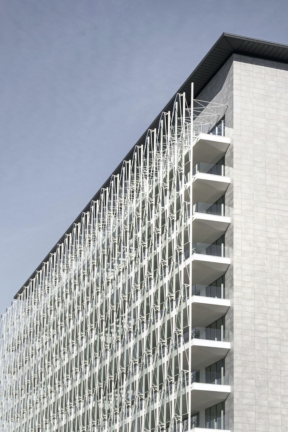 Facade in Core Shade Active in colours Cloudy and Sharp. De Castillia 23 by Urban Up, Gruppo Unipol, Milan.jpg