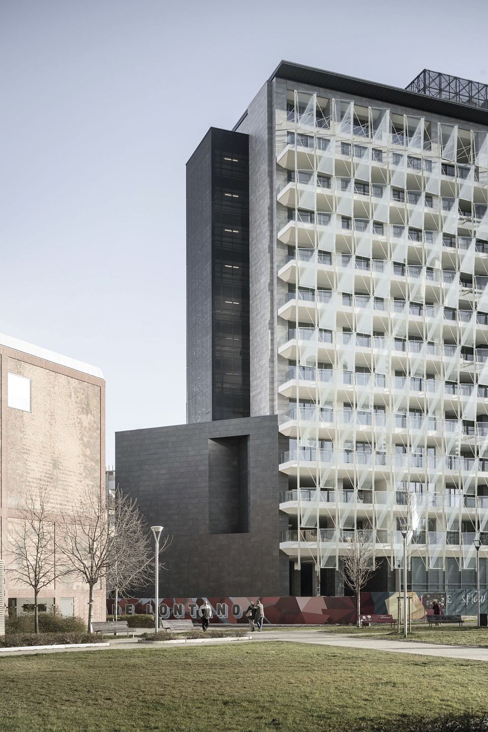 Facade in Core Shade Active in colours Cloudy and Sharp. De Castillia 23 by Urban Up, Gruppo Unipol, Milan.jpg