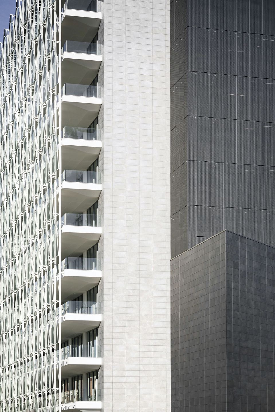 Facade in Core Shade Active in colours Cloudy and Sharp. De Castillia 23 by Urban Up, Gruppo Unipol, Milan.jpg