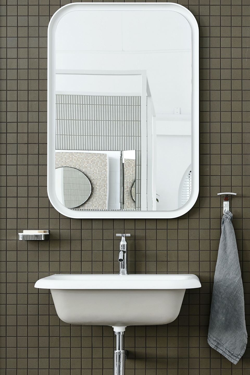 INAX Sugie Series S7736 Hanten mosaic with Agape Ottocento basin, Memory Mirror, tapware and accessories.jpg
