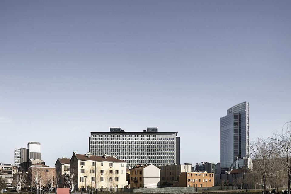 Facade in Core Shade Active in colours Cloudy and Sharp. De Castillia 23 by Urban Up, Gruppo Unipol, Milan.jpg