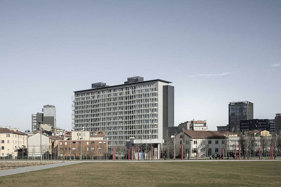 Facade in Core Shade Active in colours Cloudy and Sharp. De Castillia 23 by Urban Up, Gruppo Unipol, Milan.jpg