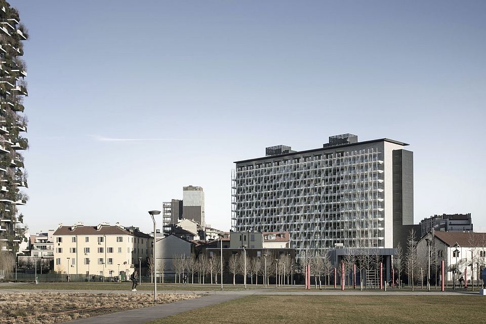 Facade in Core Shade Active in colours Cloudy and Sharp. De Castillia 23 by Urban Up, Gruppo Unipol, Milan.jpg