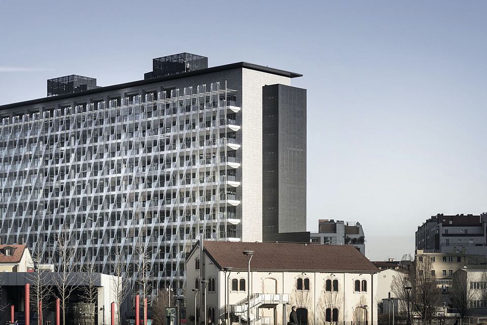 Facade in Core Shade Active in colours Cloudy and Sharp. De Castillia 23 by Urban Up, Gruppo Unipol, Milan.jpg