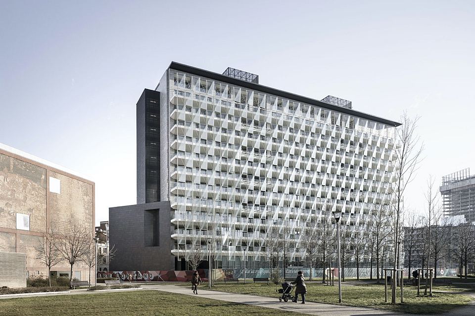 Facade in Core Shade Active in colours Cloudy and Sharp. De Castillia 23 by Urban Up, Gruppo Unipol, Milan.jpg